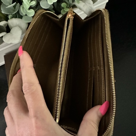 AUTHENTIC Louis Vuitton Gold Leather Zippy Wallet in EUC - Picture 8 of 10